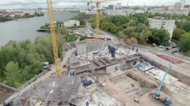 Beton yapılar ve metal takviyeleri inşaat alanını dolduruyor. Şehrin banliyölerindeki metro istasyonlarının inşaatı