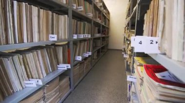 Kütüphane uzun metal rafları, sıkı sıkıya bağlı müzik kitapları ve bilimsel dergilerle dolu. Her kitap müzik dünyasına yeni bir bakış açısı sunuyor.