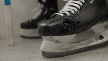 Buz patenleri, hokey oyuncuları yerlerini değiştirirken arena yüzeyine çarpıyor. Oyuncu pervane tasarımı ve eyleme hazır olup olmadığını gösterir