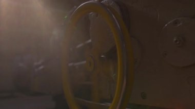 Torna kolu yüksek hızda döner ve aniden durur. Anlık durdurma mükemmel denge ile birlikte etkileyici bir kesinlik göstergesi