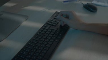 Erkek parmakları koyu bilgisayar klavyesinde hızla tıkırdıyor. Her tuş vuruşu hassas bir şekilde net bir mesaj oluşturur. Metin ölçülü bir hassasiyetle açılır