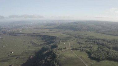 Uçuş kamerası görüntüleri bereketli ağaçların ve yuvarlanan tepelerin yaz ormanlarını gözler önüne seriyor. Doğal ortam, hareketli seyahatin yanı sıra sessiz keşiflere de ilham verir.