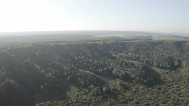 Uçuş kamerası gelişen ormanın ve yuvarlanan tepelerin üzerinde süzülür. Havadan bakıldığında doğa ağaçlarının tepelerinin yanı sıra çevrenin ebedi güzelliği kutlanır.