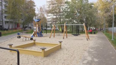 Kum havuzu salıncaklı oyun parkı yerleşim alanındaki kaldırım kenarında tahterevalli gibi süzülür. Çocukların dinlenmesi ve topluluk aktivitesi için alan