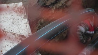 Lastik hortum kanalizasyon çukuruna kadar uzanıyor. Kamu hizmetleri çalışanı ekipman yükler. Kanalizasyon sistemi için uygun bağlantı sağlanıyor