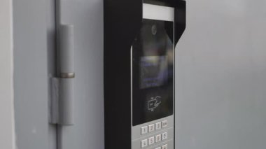 Dijital kapı girişi paneli, giriş kapısının yanına monte edildi. Ziyaretçilerle kolay iletişim. Modern apartman güvenliğinin temel özelliği