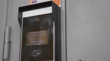 Parlak dahili iletişim paneli giriş kapısına yerleştirildi. Misafirlerle birlikte asistanlara güvenli erişim sağlanıyor. Girmek için güvenli ve uygun bir yol