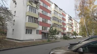 Modern konut avlusunda düzgün park yerleri ve temiz bir yerleşim yeri var. Çevre, erişilebilirliğin yanı sıra örgütle birlikte kentsel yaşamı da destekler