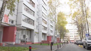 Modern konut avlusunda her girişte rahat banklar bulunur. Asistanlar için dinlenme alanı sağlıyorum. Dinlenecek ve sosyalleşecek bir yer