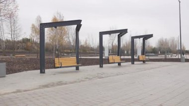 Tepedeki kirişlerden nazikçe sallanan bankların çerçevelediği sokak. Çekici hareketli koltuklar, ziyaretçilere rahatlık ve neşe getiren interaktif dinlenme yerleri sunuyor