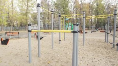 Açık hava spor sahasında sağlam barfiks ve jimnastik aletleri duruyor. Yerliler için harika bir çalışma alanı sağlıyor. Ücretsiz eğitim fırsatları