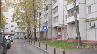 Çağdaş apartman kompleksi avlusunda park yerleri ve düzgünce düzenlenmiş çimenler bulunur. Yeşillik şehir sahnesine doğanın dokunuşunu ekliyor