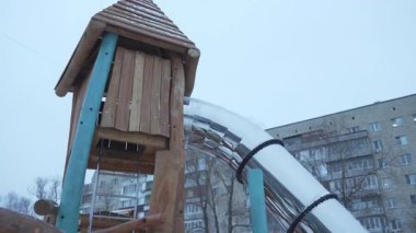 Yeni yapılmış oyun alanı sistemi, yüksek binalar arasında eğlenceli bir kaçış sağlıyor. Çocuklar merdivenlere tırmanmaya ve kayarak inmeye bayılır.