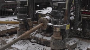 Kanalizasyon temizleme makinesi aktif olarak tıkanıklıkları temizliyor. Pürüzsüz drenaj sağlanması ve sistem arızalarının önlenmesi. Boru hatları temiz tutuluyor