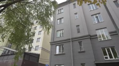 Minimalist ofis binası cephesi pırıl pırıl ve modern duruyor. Fütüristik ve işlevsel tasarım şehir manzarasına sorunsuzca karışıyor.