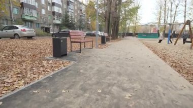 İyi donanımlı konut avlusunda oyun parkının etrafında çöp kutularıyla birlikte banklar bulunuyor. Aileler için rahat ve temiz bir yer