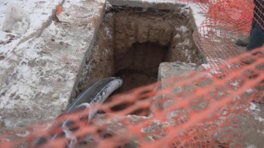 Rutin bakım sırasında uzun kauçuk hortum kanalizasyon çukurunda kaybolur. Enkaz kaldırılıyor ve düzgün atık su akışı sağlanıyor. Tesisat sorunlarının önlenmesi