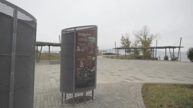 Kamyon park yeri tabelası yol kenarında duruyor. Sürücülere güvenli dinlenme alanı talimatı. Otoyol altyapısının bir parçası