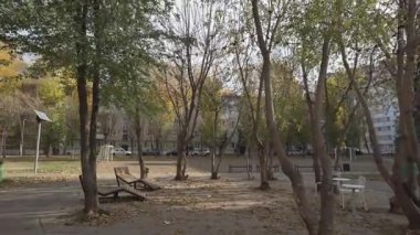 Avlu alanı, sık ağaç örtüsünün altında tahta güneşlikler barındırıyor. Doğal gölge dinlenmek için mükemmel bir yer. Mahallede rahatça saklanıyoruz.