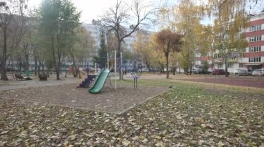 Dahili tünelleri olan parlak kaydırak çocukları oynamaya ek olarak keşfetmeye davet ediyor. Çevredeki oyun parkı enerji ve kahkaha dolu.