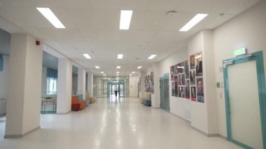 ALMATY, KAZAKHSTAN - 19 Mart 2025: Geniş, parlak, teknik enstitü salonu yumuşak koltukları gösteriyor. Konforlu oturma ve yeşillik akademik ortamı hoş karşılıyor