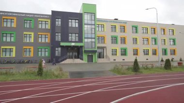 ALMATY, KAZAKHSTAN - 19 Mart 2025: Lyceum binası kentsel çevreye canlılık katan renkli pencere çerçevelerine sahiptir. Parlak aksanlar karşıtlık dinamik görsel cazibe yaratır
