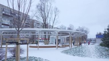 Konut binaları arasında sıralı büyük yuvarlak pavyon bulunuyor. Kar battaniyeleri sokaklar sıcacık kış manzaraları yaratıyor. Yerleşim bölgesinde geri çekilin.