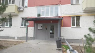 Tam teçhizatlı bina girişi, dahili iletişim sistemine sahip demir kapıyla övünüyor. Yağmur oluğu bölgeyi kuru tutmaya yardımcı olur. Güvenlik ve rahatlık için inşa edildi