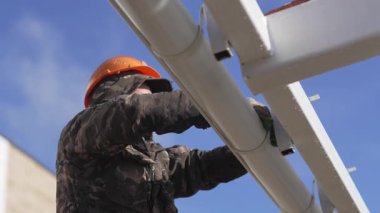 ALMATY, KAZAKHSTAN - 19 Mart 2025: demirci çapa borusu güvenli tutunma sağlamak metalik destek üzerine. Uygun eklenti genel sistem verimliliğine katkıda bulunur