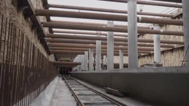 Metro istasyonu inşaatı devam ediyor ve bitmek üzere. Sütunlar, gelecekteki tavan ve rayların tünelin derinliklerine doğru güçlendirilmesini destekliyor