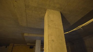 Dikey destekler geçiş alanının altında sağlam duruyor. Metro yapısı sabit titreşimleri kaldıracak şekilde inşa edilmiş. Geometri mühendislik ile biçimi birleştirir