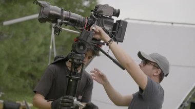 ALMATY, KAZAKHSTAN - Ağustos 05 2024: Mürettebat çekim öncesi kamera ayarlarını ayarlar. Her parametre ışıklandırma ve harekete göre ayarlandı. Manüel değişiklikler hikayede hassasiyete yol açar