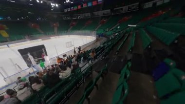 ALMATY, KAZAKHSTAN - 13 Mart 2024: Standartların bölümleri kamera eşgüdümlü eylemleri kaydetmek için mürettebat ile doludur. Tam ve boş koltuklar arasındaki karşıtlık sinematik etkiyi artırır