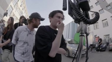 ALMATY, KAZAKHSTAN - AĞUSTust 05 2024: Dijital monitörde film ekibi performansı. Tutarlılığı ve duygusal dağılımı sağlamak için gerçek zamanlı olarak gözden geçirildi