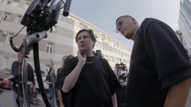 ALMATY, KAZAKHSTAN - AĞUSTOS 05 2024: Ekip dijital monitörde kaydedilen görüntüleri inceledi. Tartışma aydınlatma ve odaklanma üzerine odaklanır. Kalite kontrolü görsel sürekliliği sağlar