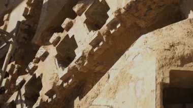 Çok sıkıcı bir makine yeraltı inşaat işleriyle uğraşıyor. Yer altı ulaşım kavşağının genişlemesi. Yeraltı tesisi.