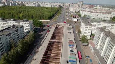 Yeni metro hattı şehrin tam göbeğinden geçiyor. Kentsel dönüşüm başladı. Şehrin uzak bölgelerine metro erişimi genişletiliyor