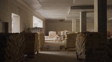 Metro inşaatı sütunlar tarafından desteklenen geniş tüneller kazmayı içeriyor. Yoğun trafik için tasarlanmış geniş istasyon platformu ve girişler