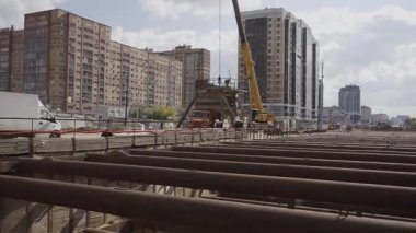 Çelik kirişlerin tabanı metro tünelinin altından geçerek nüfusun yoğun olduğu sokaklara sızıyor. Mühendisliğin kayda değer başarısı devam ediyor.