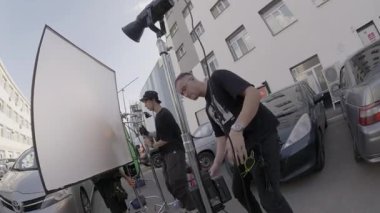 ALMATY, KAZAKHSTAN - AĞUSTust 05 2024: Dijital teçhizat ve yansıtıcılarla sokak filmleri. Park halindeki arabalar doğal ortam yaratır. Profesyonel araçlar gerçekçiliği geliştirir