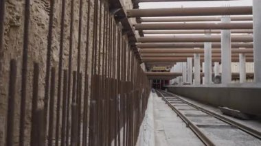 Gösterişli metro platformu yeraltında şekilleniyor. Demiryolu rayları düzgün ve verimli hizmet için dikkatlice hizalanmış. Tüneller ve platformlar güvenlik için güçlendirildi