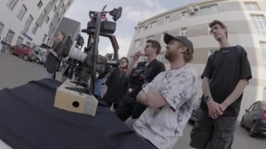 ALMATY, KAZAKHSTAN - AĞUSTust 05 2024: Film yönetmeni ve asistanı sonraki sahne detaylarını tartıştılar. Diyalog, yaklaşan çekim planını inceliyor. Oyuncular gelmeden önce yapılan ayarlamalar