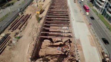 Demirden yapılarla yeni metro hattı inşa edilirken tünelin güçlendirilmesi. Yeni yeraltı ulaşımı için yeraltı tünelleri kazılıyor.