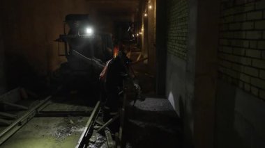 Deneyimli işçiler yeni metro hattının tünelinde özenle çalışıyorlar. Güçlendirilmiş beton, yıllarca güvenli yeraltı geçişini sağlar.