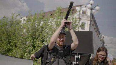 ALMATY, KAZAKHSTAN - AĞUSTOS 05 2024: Odaklanmış operatör sahne başlamadan önce titreşim ayarlarını kontrol eder. Ekipman kalibrasyonu ve stabilizasyonu profesyonel görüntü kalitesini sağlar