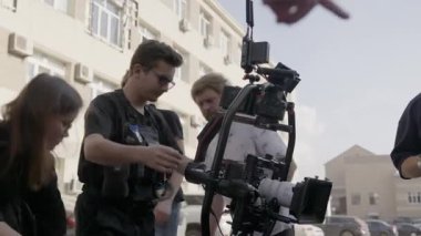 ALMATY, KAZAKHSTAN - AĞUSTOS 05 2024: Mürettebat test çekimlerinin açılışı için Steadicam platformunu monte etti. Malzeme dengesi düzgün hareket etmesini sağlar. Temiz yer değiştirme için sabit arkaplan anahtarı