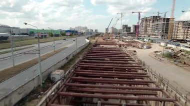 Çelik kirişler metro tünelinin yerleşim yerleri boyunca uzanan yapısal temelini oluşturur. Olağanüstü mühendislik başarısı başladı