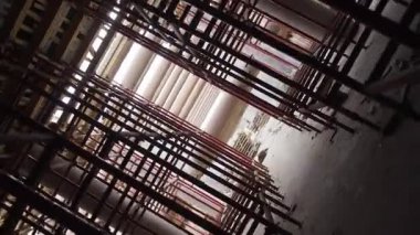 Metal takviye kuvvetleri, beton basıncı eşit olarak dağıtacak şekilde düzenlendi. Destek şebekesi, yapının güvenli bir şekilde güçlendirilmesini sağlar. Kamera döndürür