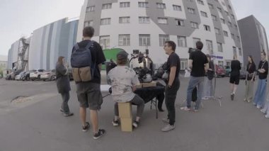 ALMATY, KAZAKHSTAN - AĞUSTust 05 2024: Film ekibi sahneler arasında mola verir. Kısa bir duraksama enerjiyi yeniden şarj eder ve katılımcıları filme çeker. Günlük çekimlerin ara zamanı