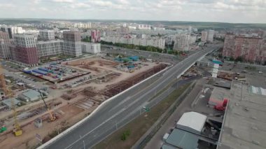 Metronun altyapı dönüşümlü hava manzaralı yoğun yerleşim bölgesi. Binaların ve yolların düzenlenmesinde titiz planlama belirgin